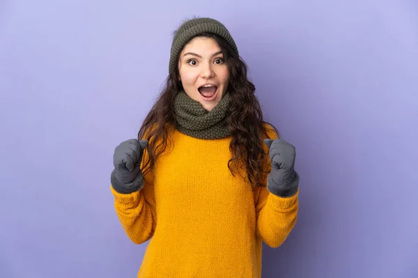 Ragazza Russa Adolescente Con Cappello Invernale Isolato Sfondo Viola Che — Foto Stock