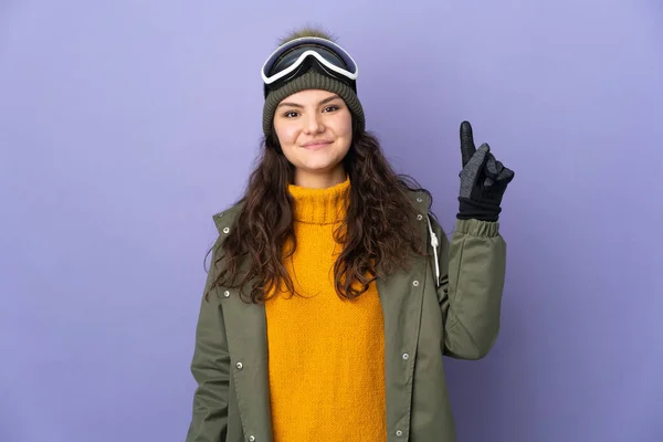 Tonåring Ryska Flicka Med Snowboard Glasögon Isolerad Lila Bakgrund Pekar — Stockfoto