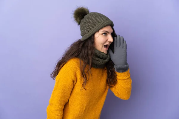 Adolescente Ragazza Russa Con Cappello Invernale Isolato Sfondo Viola Gridando — Foto Stock