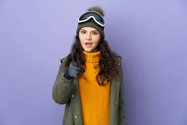 Tonåring Ryska Flicka Med Snowboard Glasögon Isolerad Lila Bakgrund Förvånad — Stockfoto