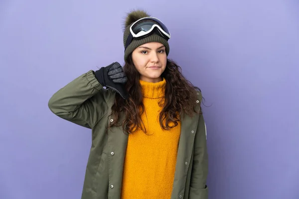 Adolescente Ragazza Russa Con Occhiali Snowboard Isolato Sfondo Viola Mostrando — Foto Stock