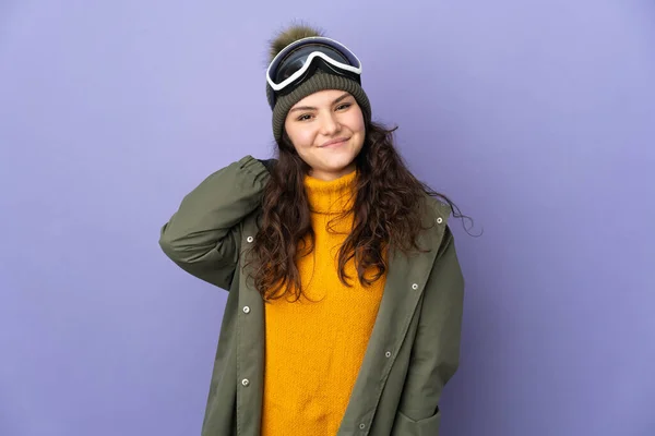 Adolescente Russo Menina Com Óculos Snowboard Isolado Fundo Roxo Rindo — Fotografia de Stock