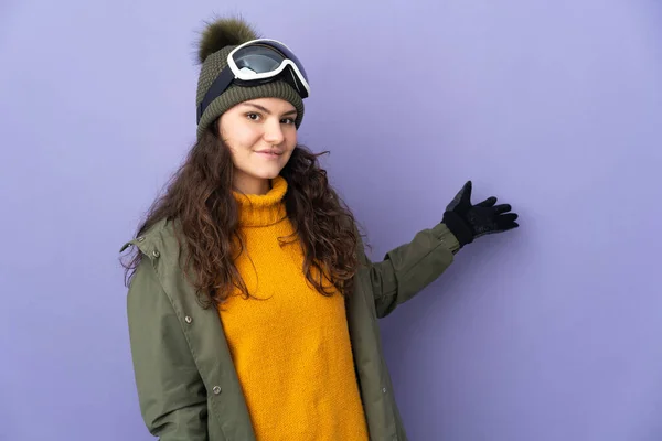 Adolescente Russo Menina Com Óculos Snowboard Isolado Fundo Roxo Estendendo — Fotografia de Stock