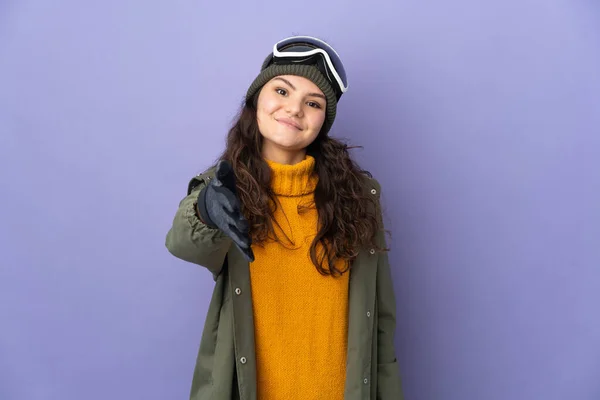 Tonåring Ryska Flicka Med Snowboard Glasögon Isolerad Lila Bakgrund Skakar — Stockfoto