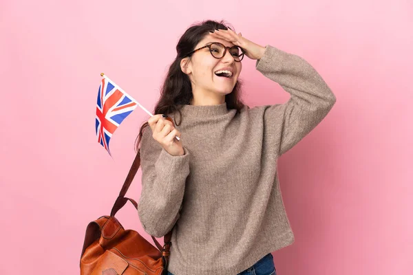 Junge Russin Mit Britischer Flagge Auf Rosa Hintergrund Lächelt Viel — Stockfoto