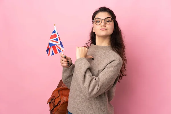 Jovem Mulher Russa Segurando Uma Bandeira Reino Unido Isolada Fundo — Fotografia de Stock