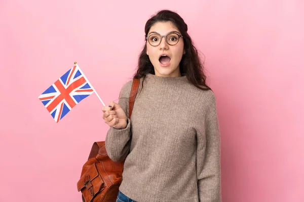 Jovem Russa Segurando Uma Bandeira Reino Unido Isolada Fundo Rosa — Fotografia de Stock