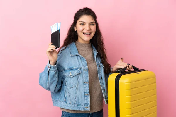 Mladá Dívka Cestovatel Kufrem Cestovním Pasem Izolované Růžovém Pozadí — Stock fotografie