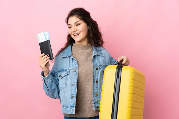 Jong Meisje Reiziger Met Koffer Paspoort Geïsoleerd Roze Achtergrond — Stockfoto
