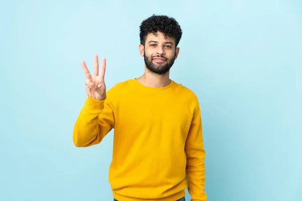 Ung Marockansk Man Isolerad Blå Bakgrund Glad Och Räkna Tre — Stockfoto