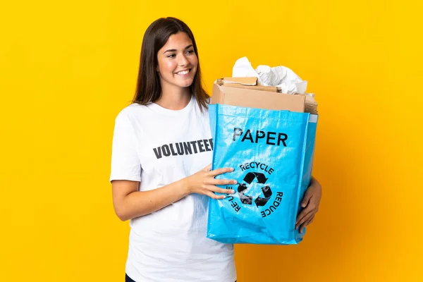 Junge Brasilianerin Hält Eine Recyclingtüte Voller Papier Zum Recyceln Isoliert — Stockfoto