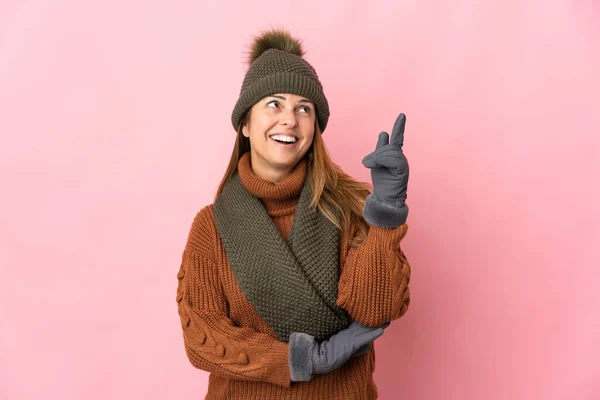 Donna Mezza Età Con Cappello Invernale Isolato Sfondo Rosa Che — Foto Stock