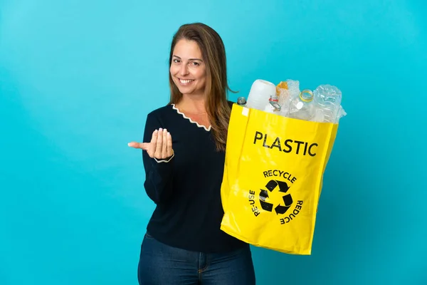 Medelålders Brasilianska Kvinna Håller Påse Full Plastflaskor För Att Återvinna — Stockfoto