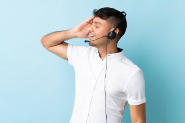 Kolombiyalı tele-pazarlamacı, izole bir geçmişi olan kulaklıkla çalışıyor.