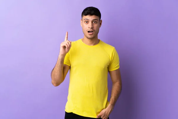 Young Colombian Man Isolated Purple Background Thinking Idea Pointing Finger — Stock Photo, Image