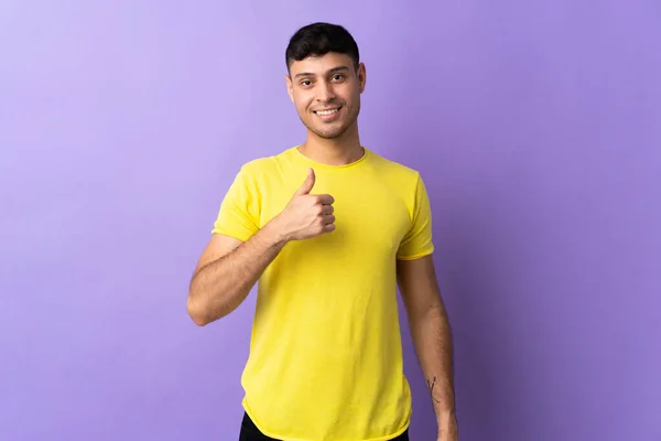 Молодий Колумбійський Чоловік Ізольований Пурпуровому Фоні Дає Пальці Вгору Жестом — стокове фото