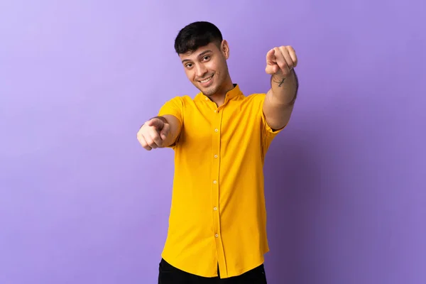 Junger Kolumbianischer Mann Isoliert Auf Violettem Hintergrund Und Zeigt Mit — Stockfoto