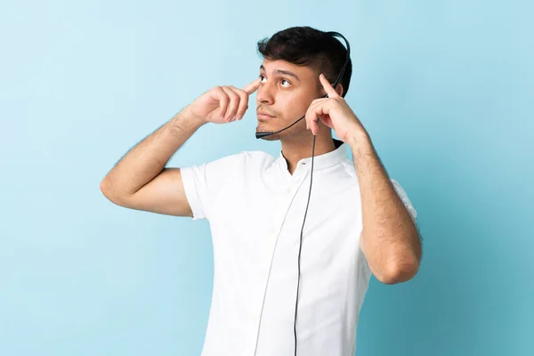 Telemarketer Colombiano Trabalhando Com Fone Ouvido Sobre Fundo Isolado Com — Fotografia de Stock