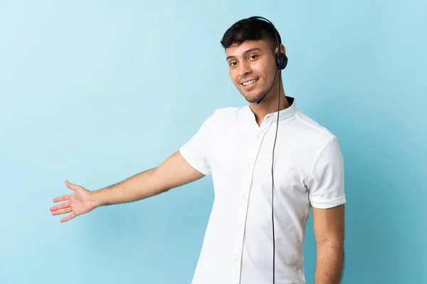 Telemarketer Colombiaanse Man Werkt Met Een Headset Geïsoleerde Achtergrond Reikende — Stockfoto