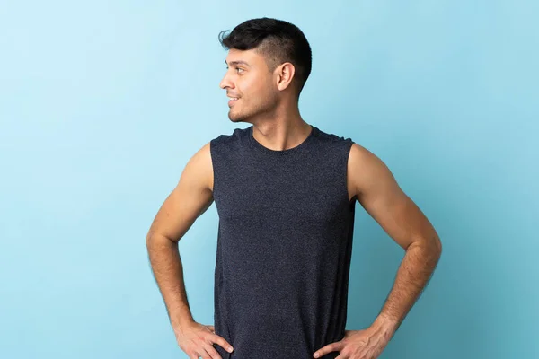 Young Colombian Man Isolated Blue Background Posing Arms Hip Looking — Stock Photo, Image