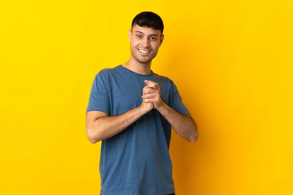Mladý Kolumbijský Muž Izolovaný Žlutém Pozadí Smíchem — Stock fotografie