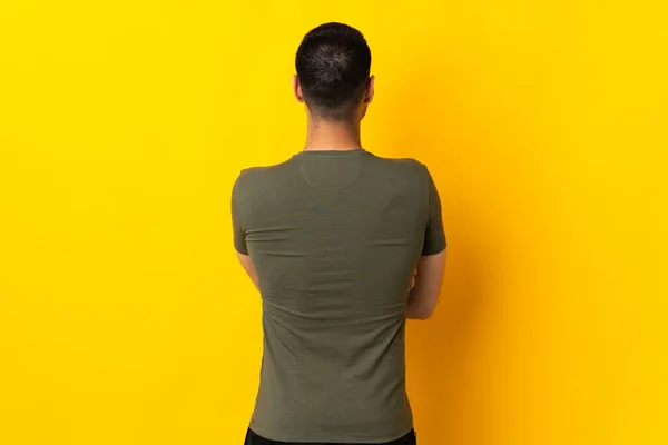 Junger Kolumbianer Isoliert Auf Gelbem Hintergrund Rückenlage — Stockfoto