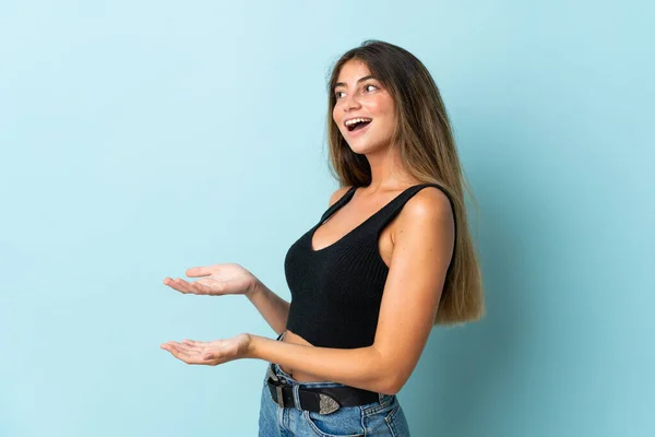 Mulher Caucasiana Jovem Isolado Fundo Azul Com Expressão Surpresa Olhar — Fotografia de Stock