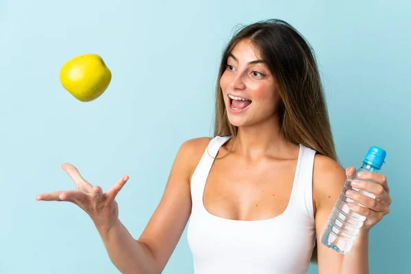 Jeune Femme Caucasienne Isolée Sur Fond Bleu Avec Une Pomme — Photo