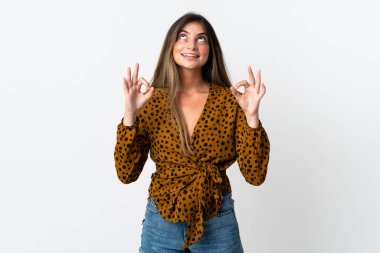 Beyaz arka planda Zen pozisyonunda beyaz tenli genç bir kadın.