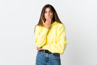 Beyaz arka planda izole edilmiş, ağzı elle kaplanmış beyaz bir kadın.