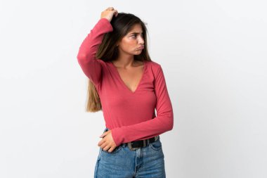 Beyaz arka planda soyutlanmış beyaz bir kadın. Kafasını kaşırken şüpheleri var.