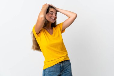 Beyaz arka planda izole edilmiş genç beyaz kadın gülüyor.