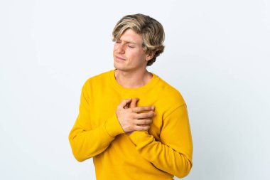 Soyutlanmış beyaz arka planı olan bir İngiliz 'in kalbinde ağrı var.