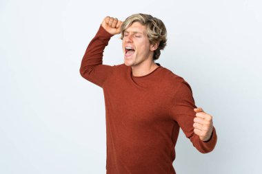 İngiliz adam izole edilmiş beyaz arka planda zaferi kutluyor