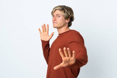 İzole edilmiş beyaz arka planda İngiliz bir adam gergin ellerini öne uzatıyor.