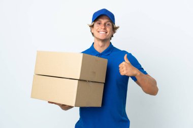 Izole beyaz arka plan üzerinde Teslimat adam jest kadar bir başparmak veren