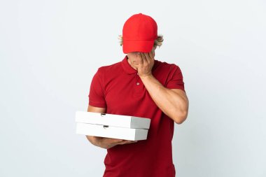 Pizza teslimatçısı, soyutlanmış beyaz arka planda, yorgun ve hasta bir yüz ifadesi var.