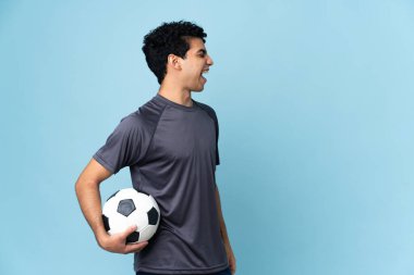 Venezuelalı futbolcu, izole edilmiş arka planda gülüyor.