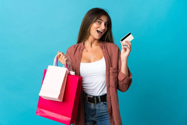 Ung Kaukasisk Kvinna Isolerad Blå Bakgrund Innehav Shoppingväskor Och Ett — Stockfoto