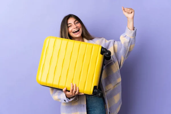 Jonge Blanke Vrouw Geïsoleerd Paarse Achtergrond Vakantie Met Reiskoffer — Stockfoto