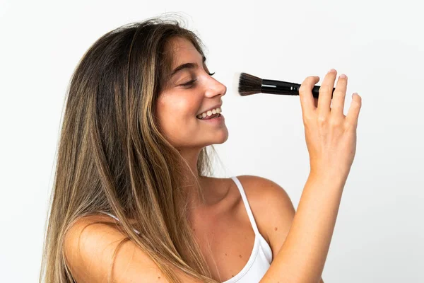 Joven Mujer Caucásica Aislada Sobre Fondo Blanco Sosteniendo Cepillo Maquillaje —  Fotos de Stock