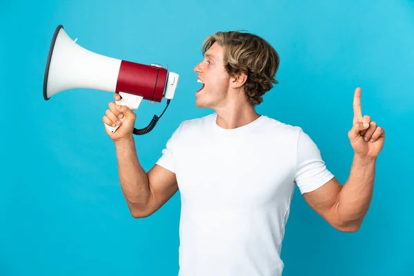 Engels Man Geïsoleerde Blauwe Achtergrond Schreeuwen Door Een Megafoon Iets — Stockfoto