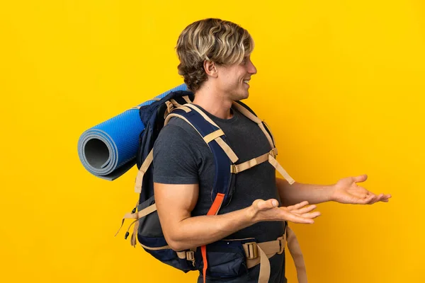 Ung Bergsklättrare Man Över Isolerad Gul Bakgrund Med Överraskning Uttryck — Stockfoto