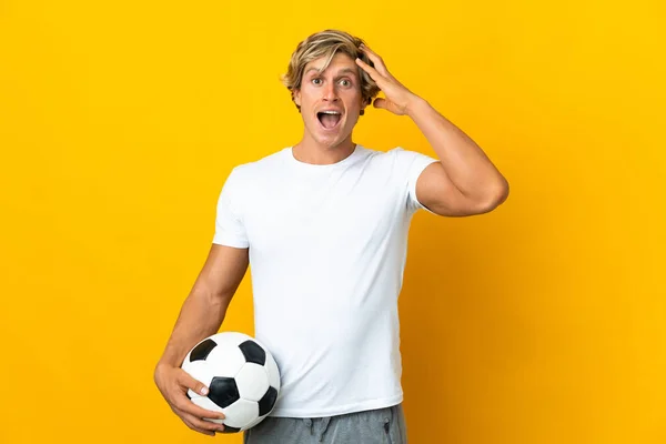 Άγγλος Ποδοσφαιριστής Πάνω Από Απομονωμένο Κίτρινο Φόντο Έκφραση Έκπληξη — Φωτογραφία Αρχείου