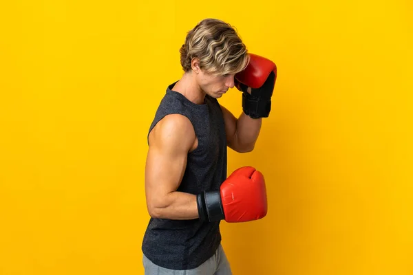 Inglese Uomo Isolato Sfondo Giallo Con Guanti Boxe — Foto Stock