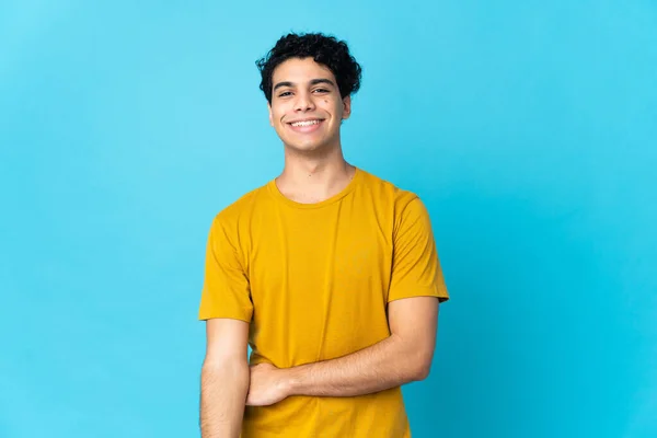 Mladý Venezuelský Muž Izolovaný Modrém Pozadí Směje — Stock fotografie