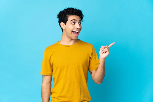 Jeune Homme Vénézuélien Isolé Sur Fond Bleu Dans Intention Réaliser — Photo