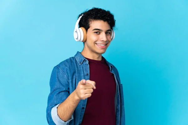 Νεαρός Άνδρας Από Βενεζουέλα Απομονωμένος Μπλε Φόντο Ακούγοντας Μουσική Και — Φωτογραφία Αρχείου
