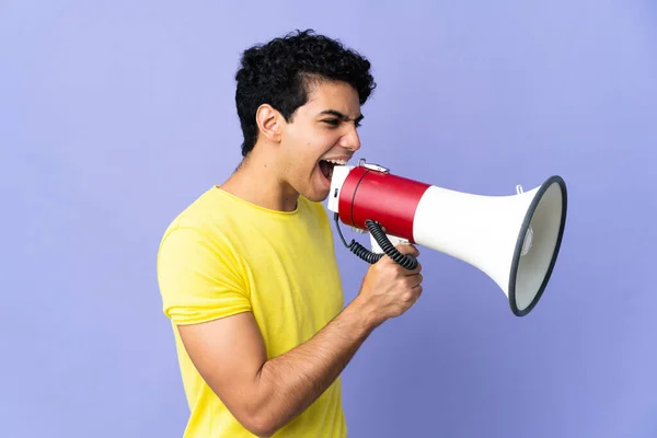 Jonge Venezolaanse Man Geïsoleerd Paarse Achtergrond Schreeuwen Door Een Megafoon — Stockfoto