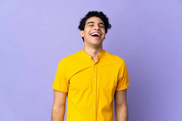 Mladý Venezuelský Muž Izolovaný Fialovém Pozadí Smíchem — Stock fotografie
